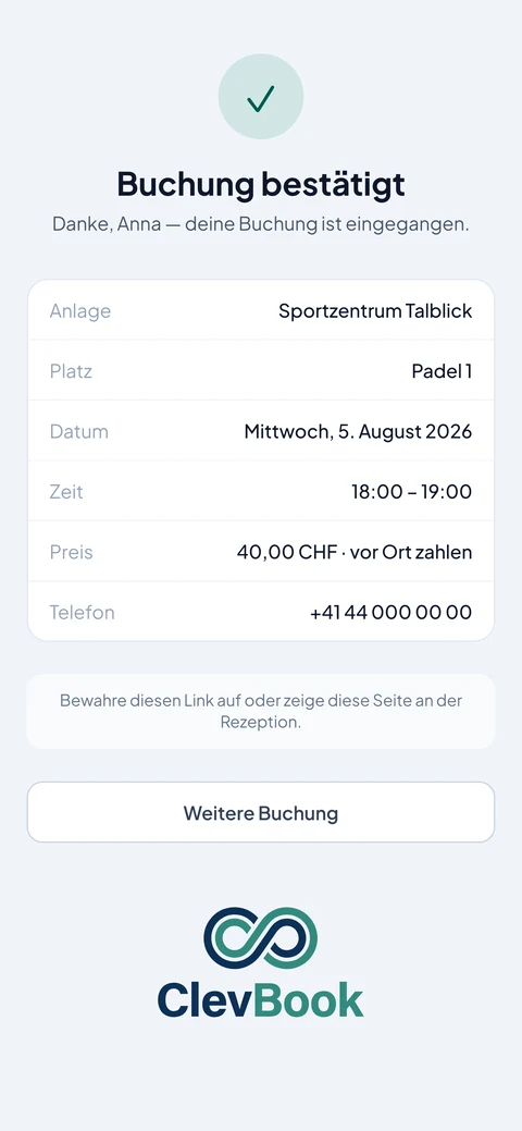 Bestätigte Buchung am Handy: Haken, Anlage, Platz, Datum, Zeit und Preis auf einen Blick.