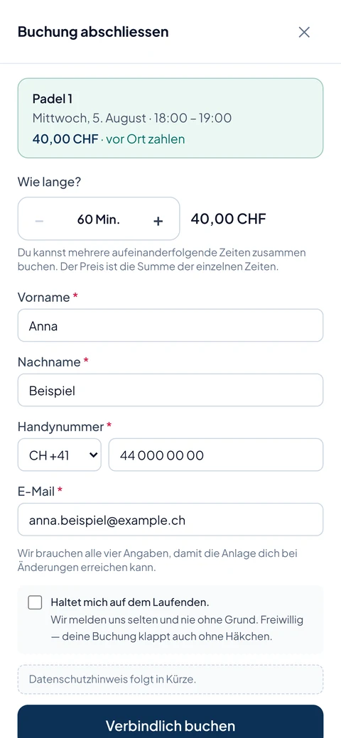 Buchungsformular am Handy: gewählter Platz mit Zeit und Preis, darunter die Felder für Name und Kontakt.